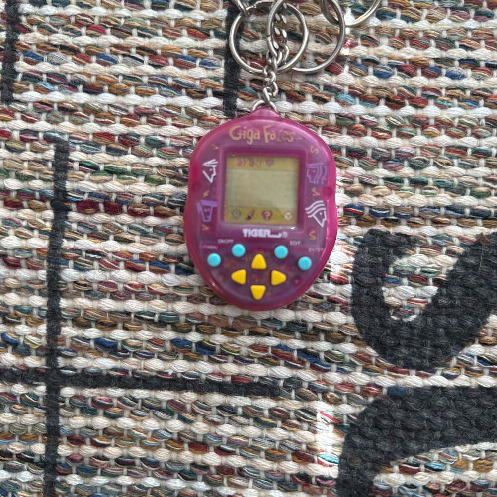 Vintage 1997 Tiger Electronics Giga Faces Virtual Facemaker Keychain Blue